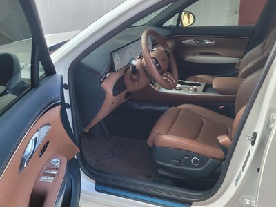 2024 Genesis GV70 thumbnail 11