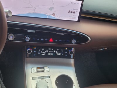 2024 Genesis GV70 photo 8