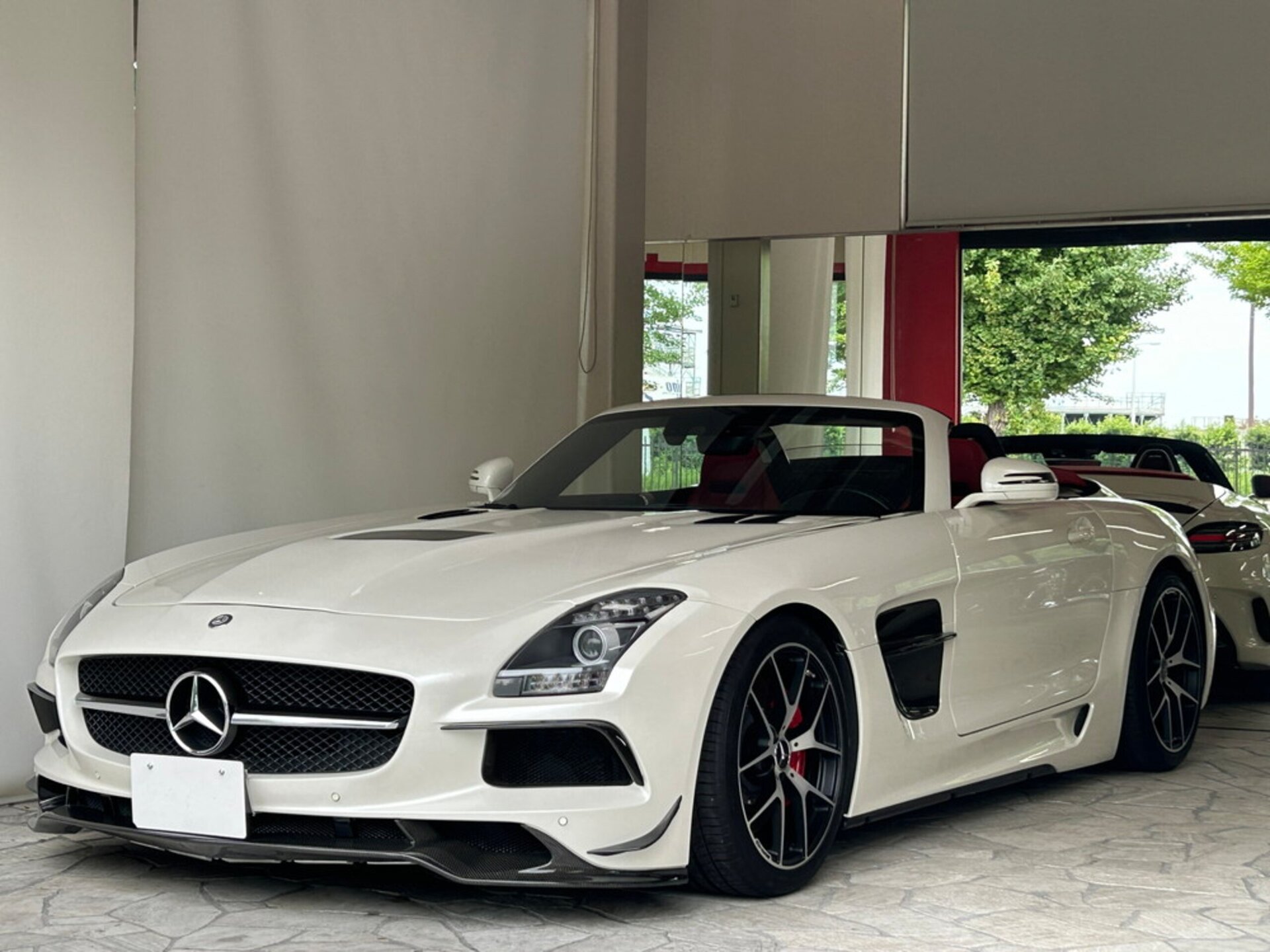 MERCEDES-BENZ SLS ROADSTER AMG - View 1