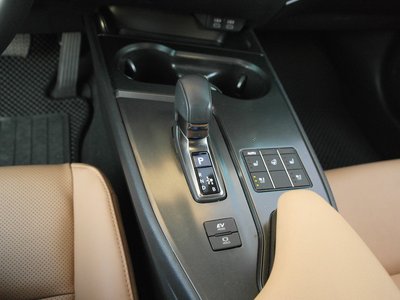 صورة 10 لـ 2024 Lexus UX
