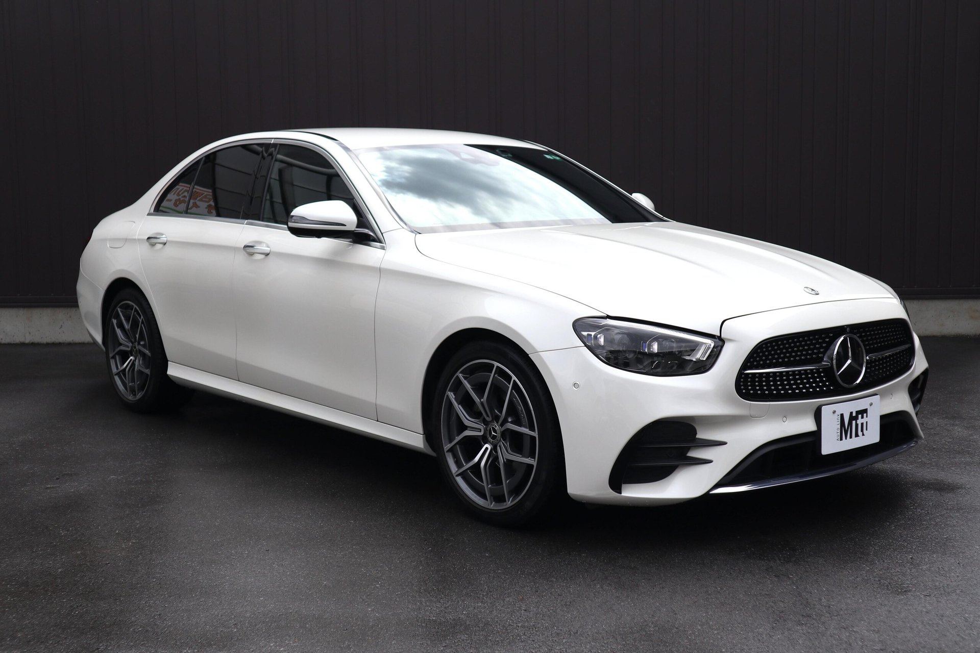 MERCEDES-BENZ E-CLASS - View 1