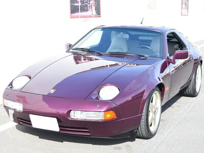 PORSCHE 928