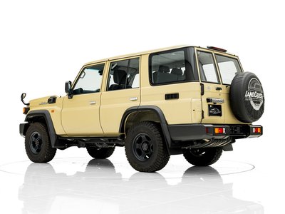 TOYOTA LAND CRUISER 70 - 5