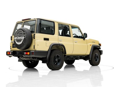 TOYOTA LAND CRUISER 70 - 8