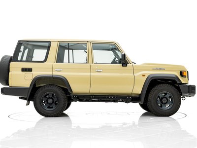 TOYOTA LAND CRUISER 70 - 9