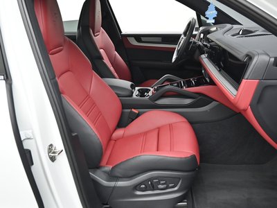 2025 Porsche CAYENNE photo 10