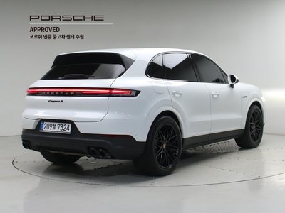 2025 Porsche CAYENNE photo 5