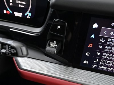 2025 Porsche CAYENNE photo 9