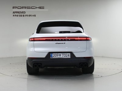 2025 Porsche CAYENNE photo 3