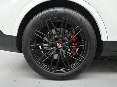 2025 Porsche CAYENNE photo 6