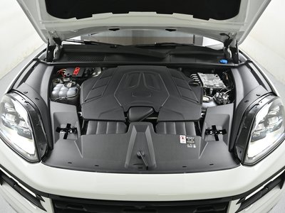 2025 Porsche CAYENNE photo 7