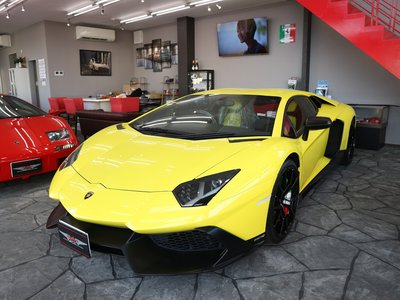 LAMBORGHINI AVENTADOR - 1