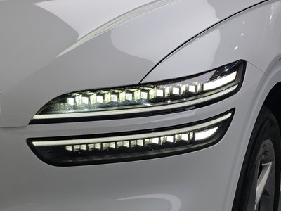 2025 Genesis GV70 photo 9