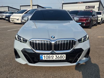 2026 BMW 5 SERIES 照片 1