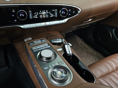 صورة 9 لـ 2022 Genesis GV70
