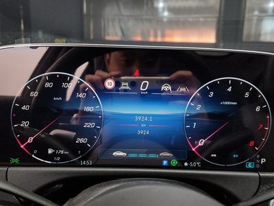 MERCEDES-BENZ E-CLASS - 8