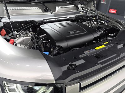 LAND ROVER DEFENDER - 7