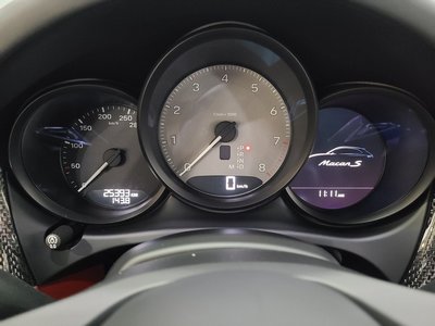 PORSCHE MACAN - 8