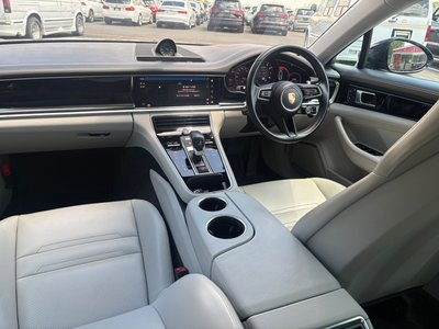 2022 Porsche PANAMERA photo 6