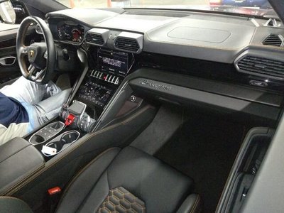 LAMBORGHINI URUS - 3
