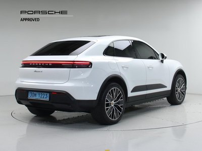 PORSCHE MACAN - 4