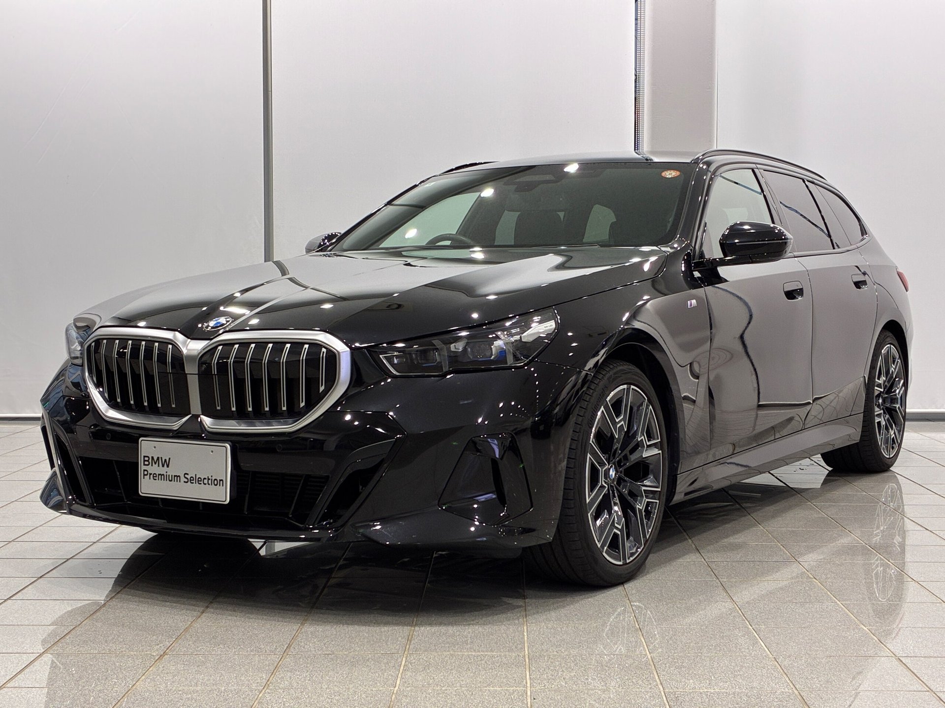 BMW 5 SERIES TOURING - View 1