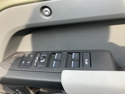 2025 LAND Rover DEFENDER — миниатюра 64