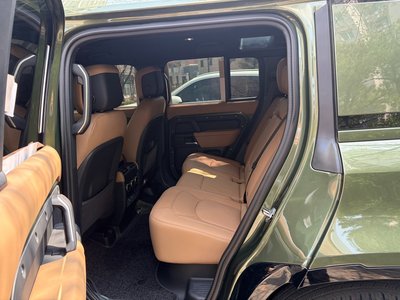 LAND ROVER DEFENDER - 8