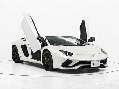 LAMBORGHINI AVENTADOR - 1