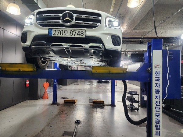 MERCEDES-BENZ GLB - View 1