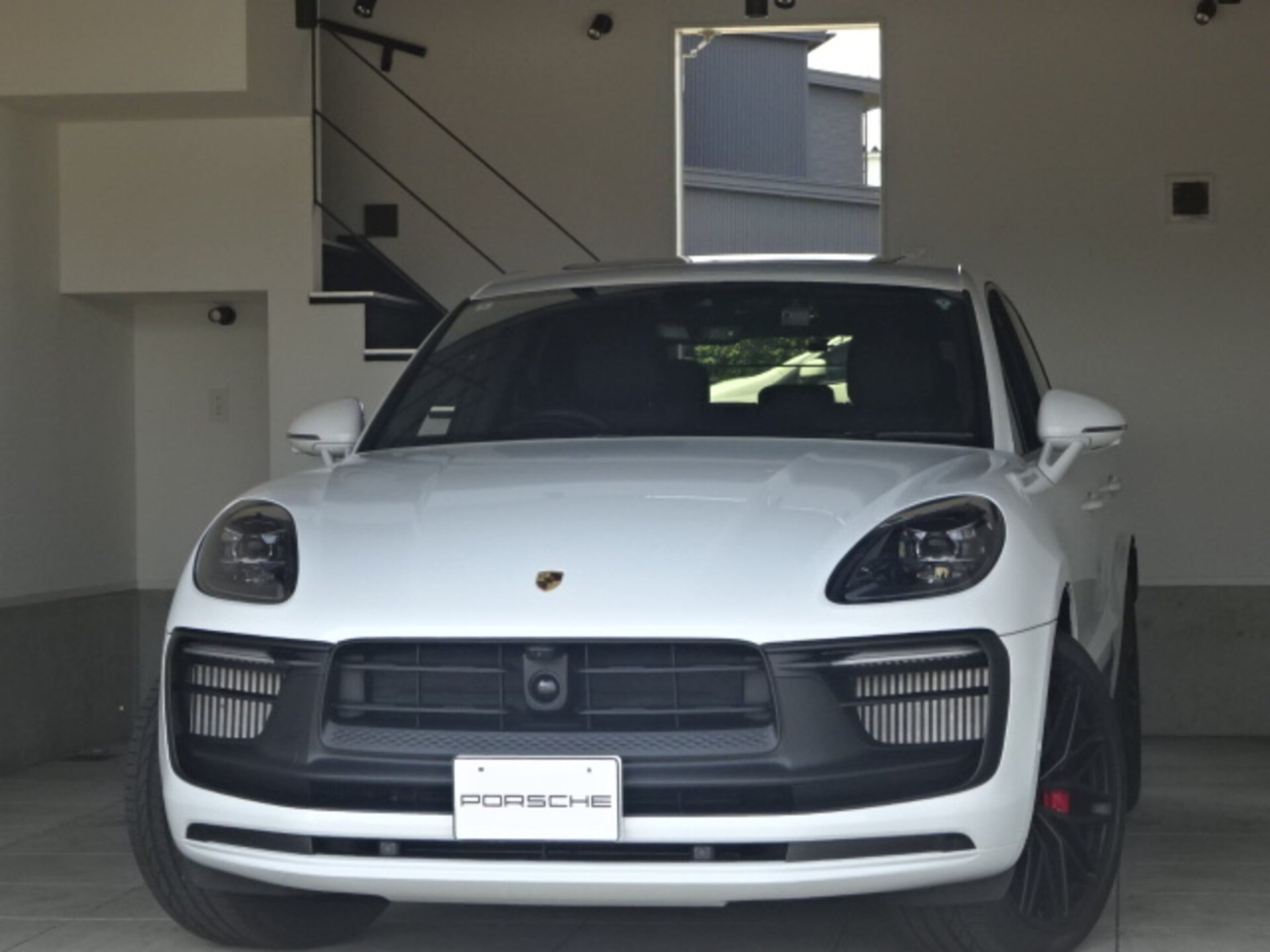 PORSCHE MACAN - View 1