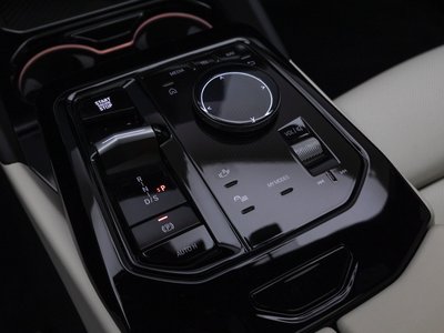 2025 BMW 5 SERIES — фото 9