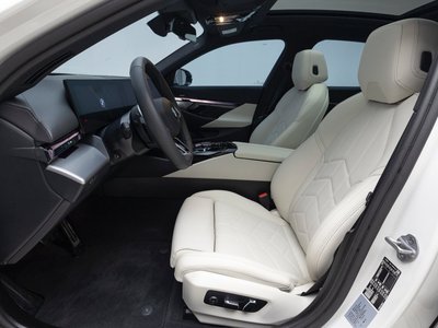 2025 BMW 5 SERIES — фото 10