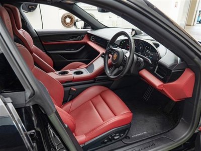 صورة 13 لـ 2023 Porsche TAYCAN