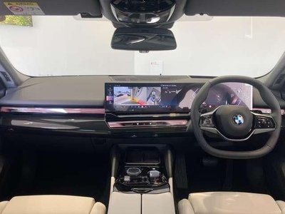2025 BMW 5 SERIES — фото 3