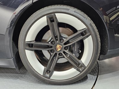 صورة 8 لـ 2024 Porsche TAYCAN