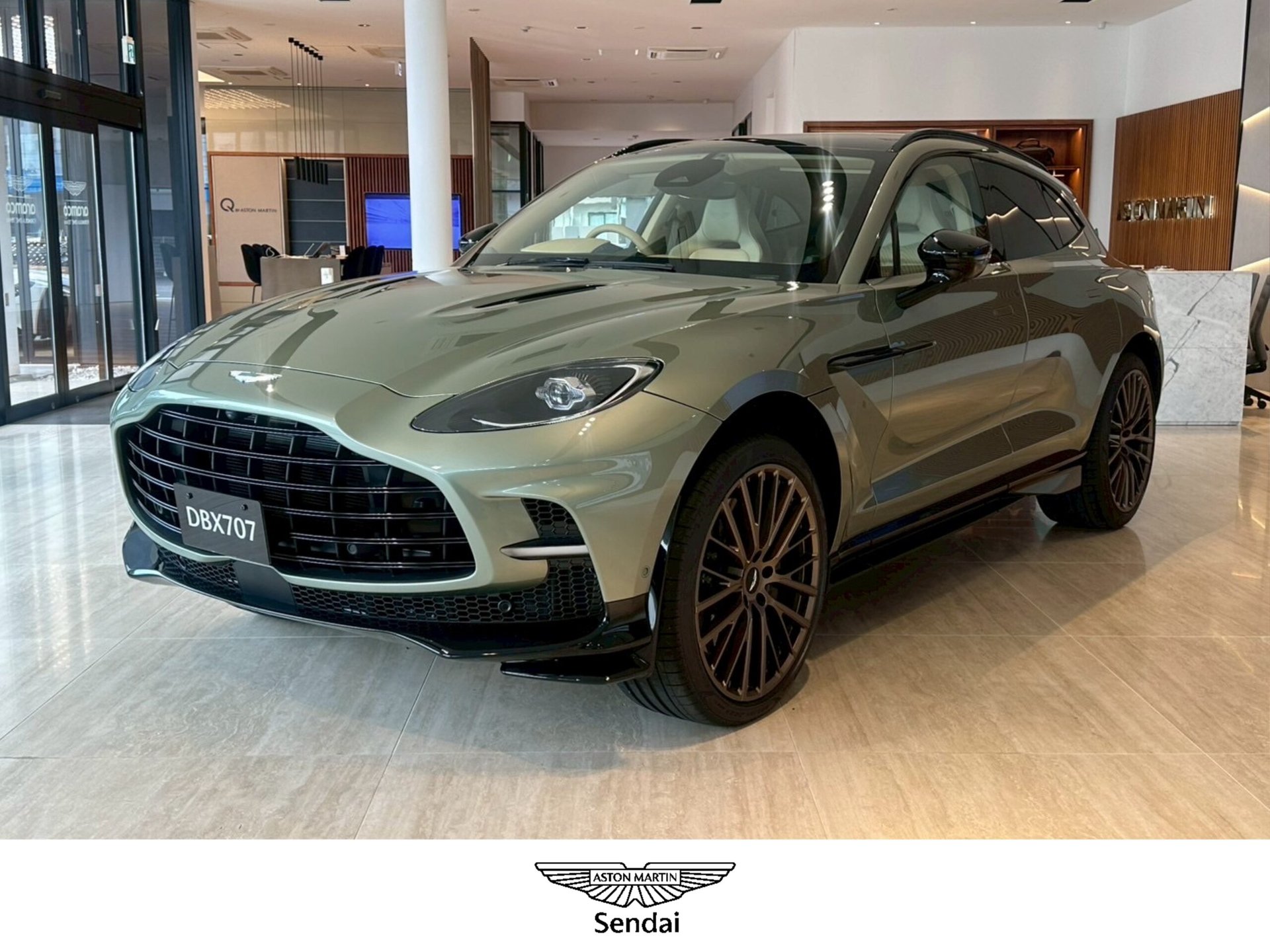 ASTON MARTIN DBX - View 1