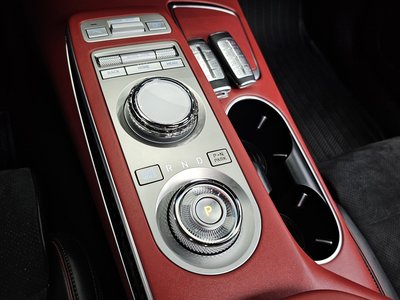 صورة 9 لـ 2022 Genesis GV70