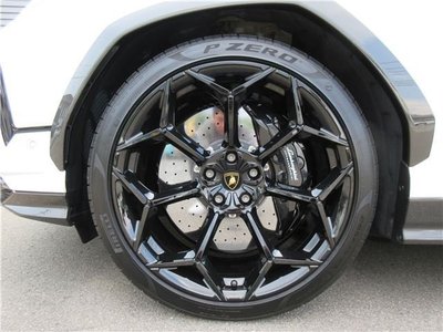 2023 Lamborghini URUS photo 10