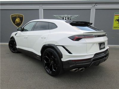 2023 Lamborghini URUS photo 3