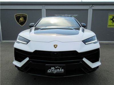 2023 Lamborghini URUS photo 4
