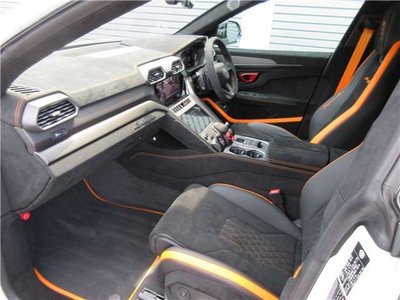 2023 Lamborghini URUS photo 2