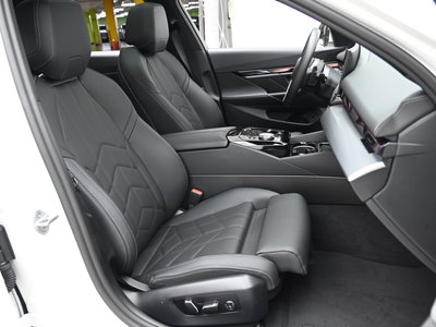 2025 BMW 5 SERIES 照片 10