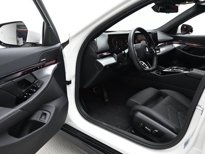 2025 BMW 5 SERIES — миниатюра 11