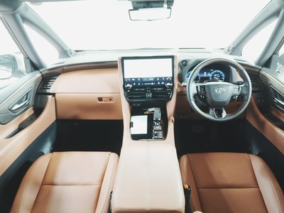 2025 Toyota VELLFIRE photo 2