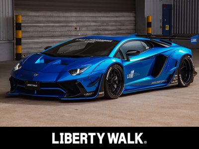 LAMBORGHINI AVENTADOR - 1