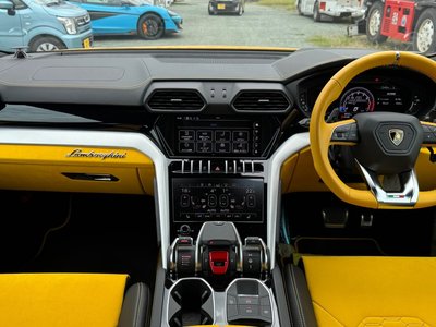 LAMBORGHINI URUS - 5