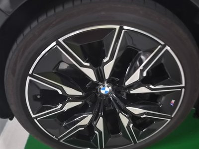 2025 BMW I7 — миниатюра 17