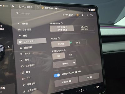 2025 Tesla MODEL Y thumbnail 22