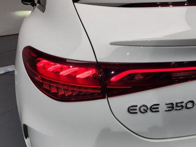MERCEDES-BENZ EQE - 10